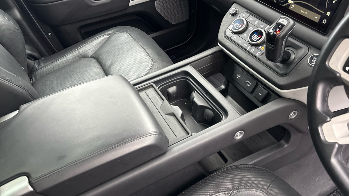 Land Rover Defender 130 Urban Image 18