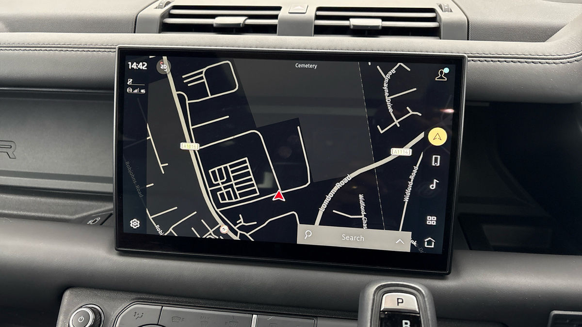 Land Rover Defender 110 Image 17