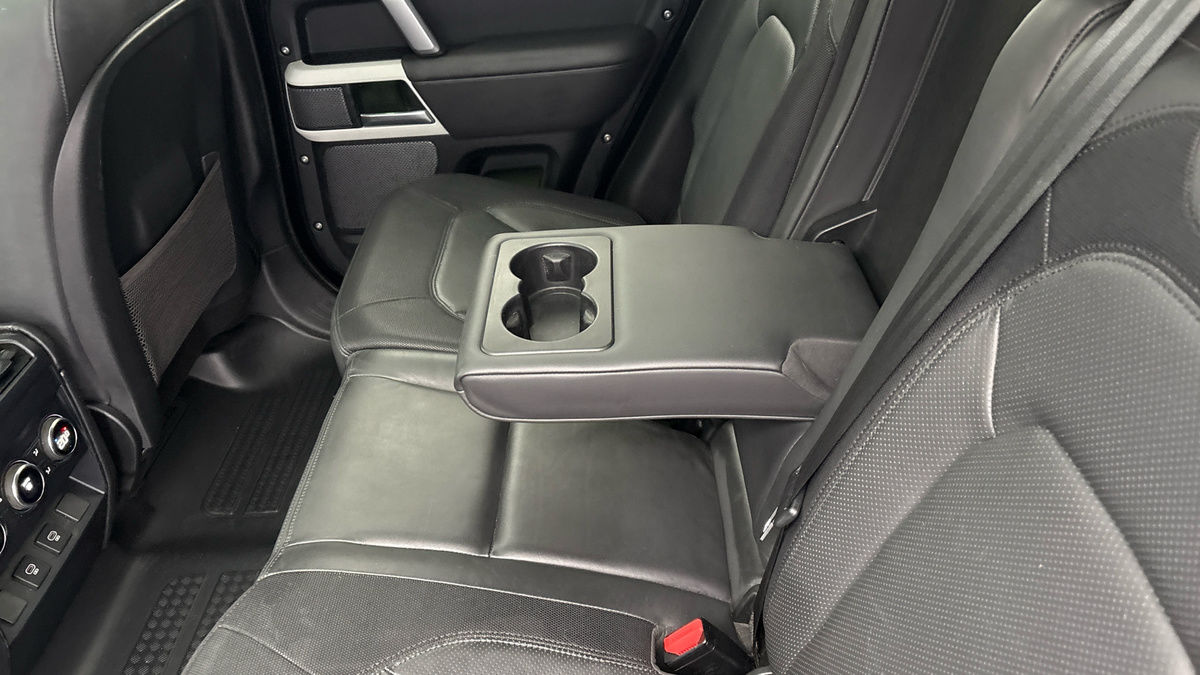 Land Rover Defender 110 Image 9