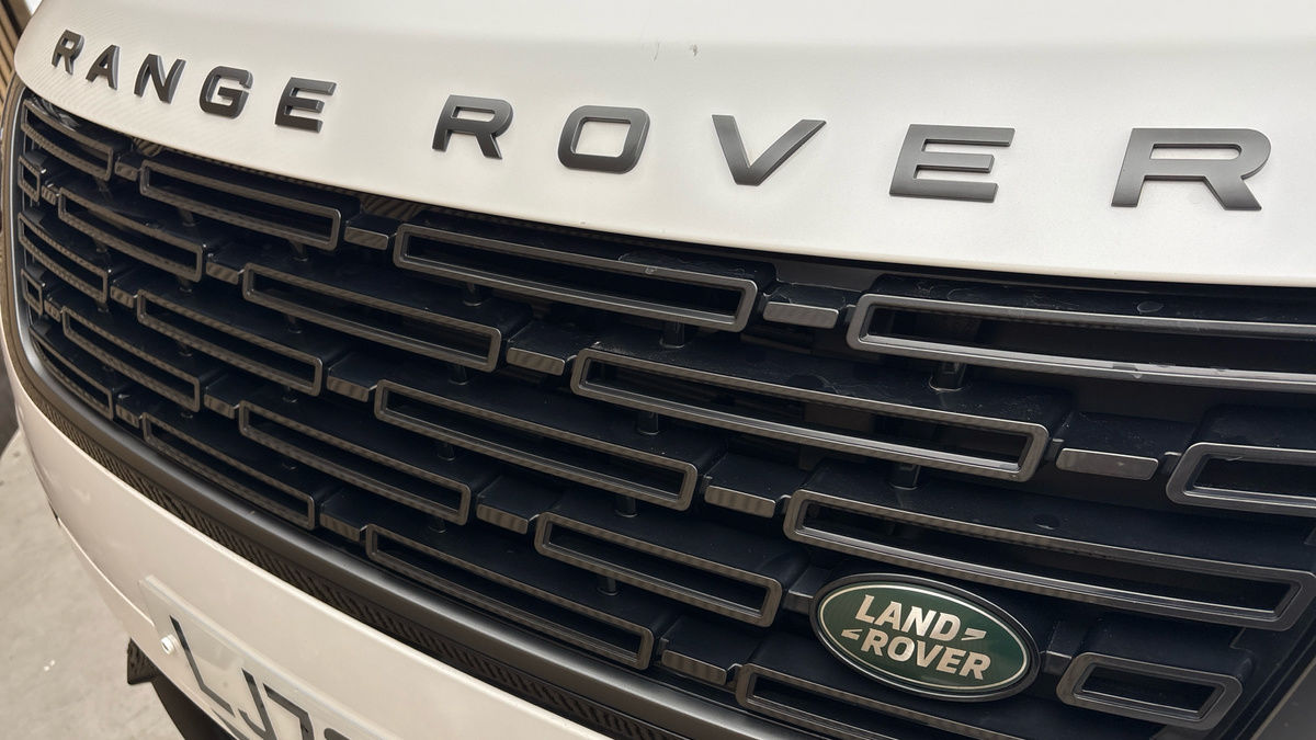 Land Rover Range Rover Velar Image 24