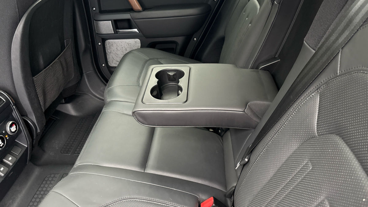Land Rover Defender 130 Urban Image 9