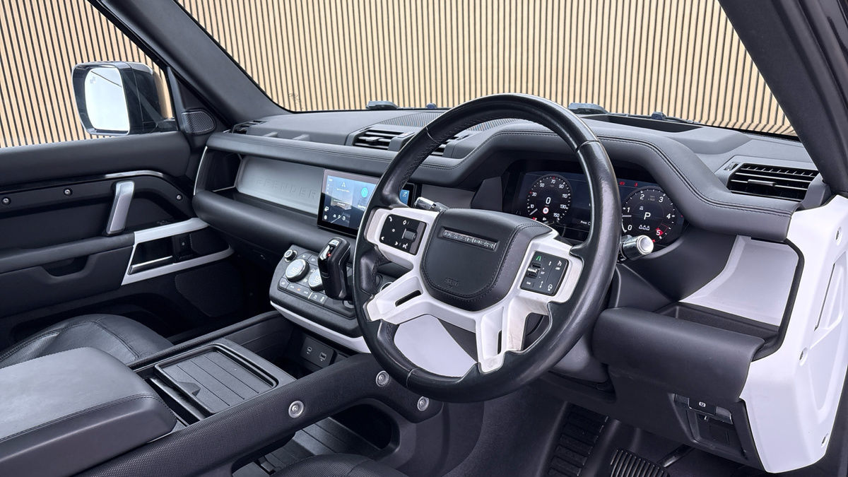 Land Rover Defender 110 Image 5