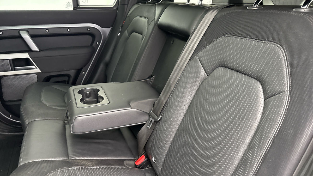 Land Rover Defender 110 Image 9