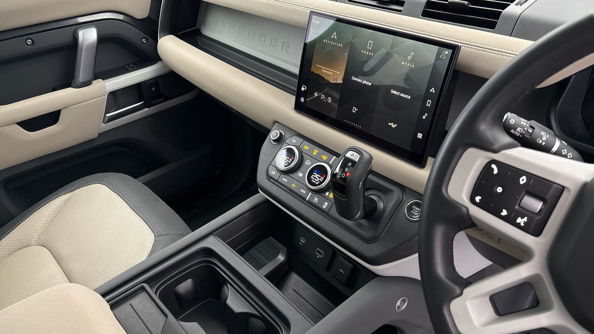 Land Rover Defender 110 Image 18