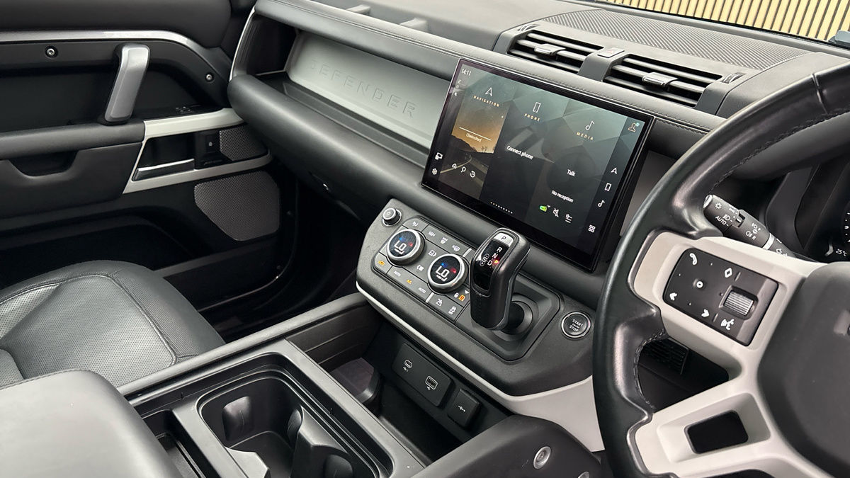 Land Rover Defender 130 Image 18