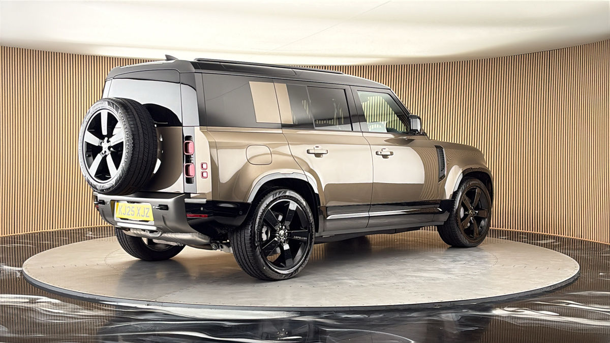 Land Rover Defender 110 Image 21