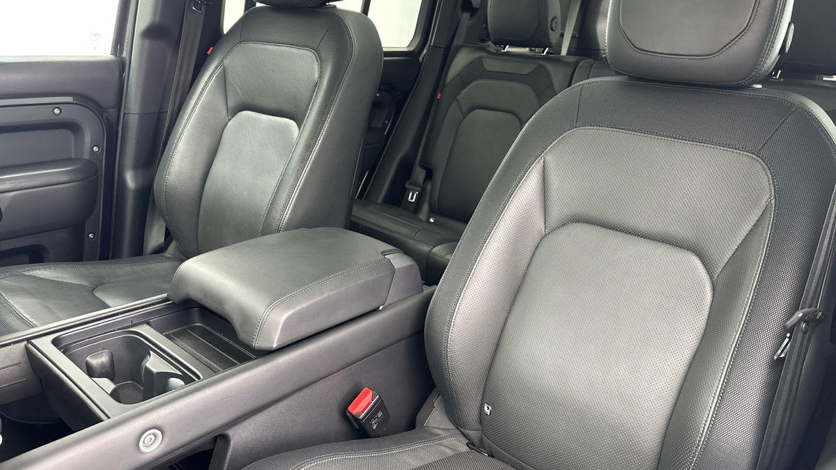 Land Rover Defender 110 Image 7