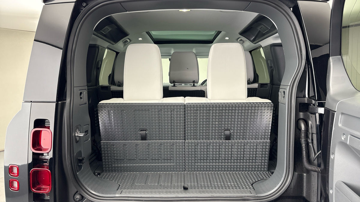 Land Rover Defender 110 Urban Image 11