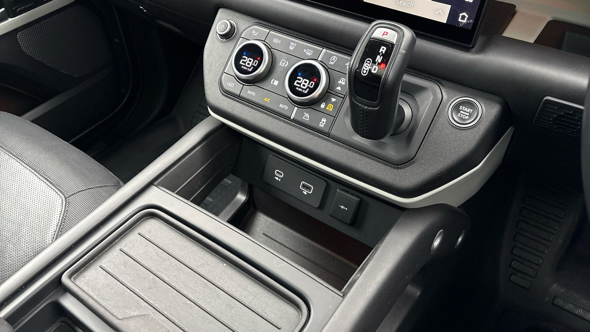 Land Rover Defender 110 Image 18