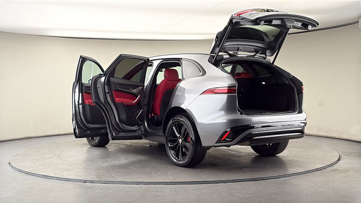 Jaguar F-PACE Image 23