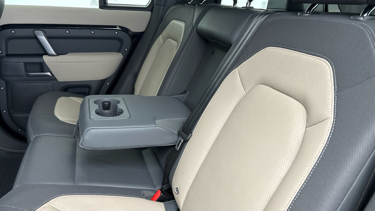 Land Rover Defender 110 Image 9