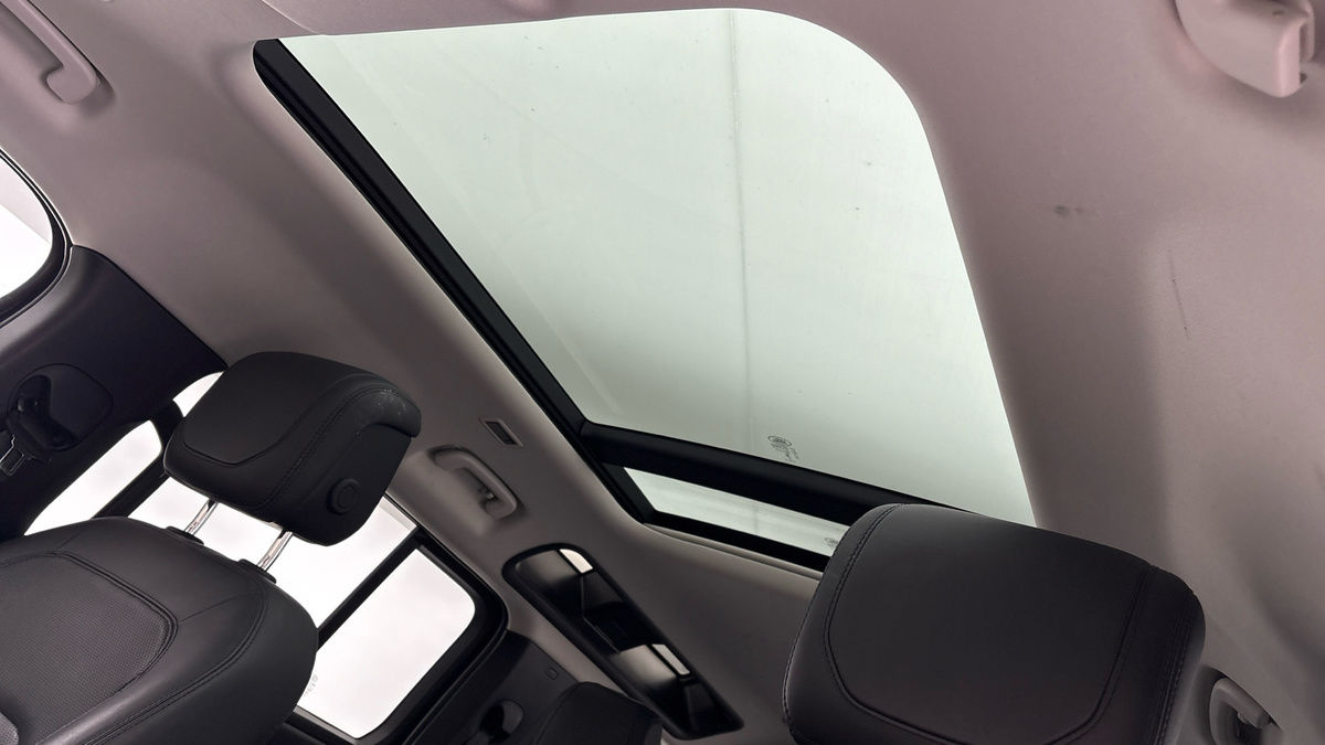 Land Rover Defender 110 Image 6