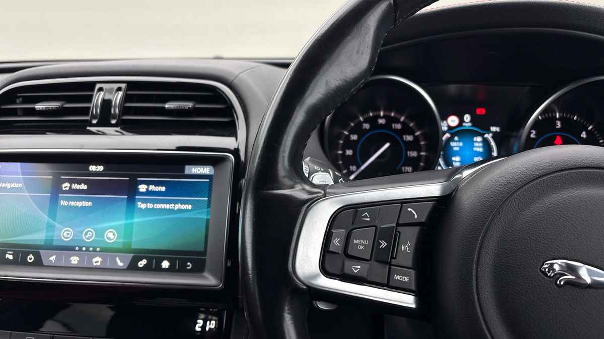 Jaguar F-PACE Image 13