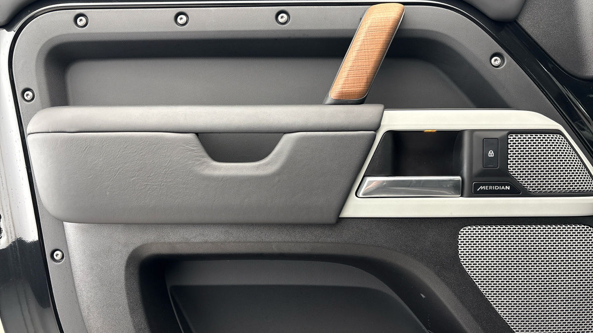 Land Rover Defender 130 Image 19