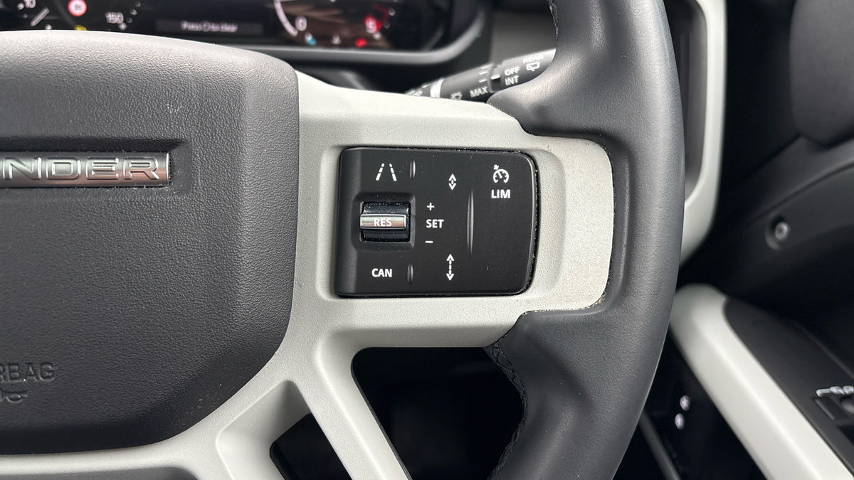 Land Rover Defender 110 Image 14