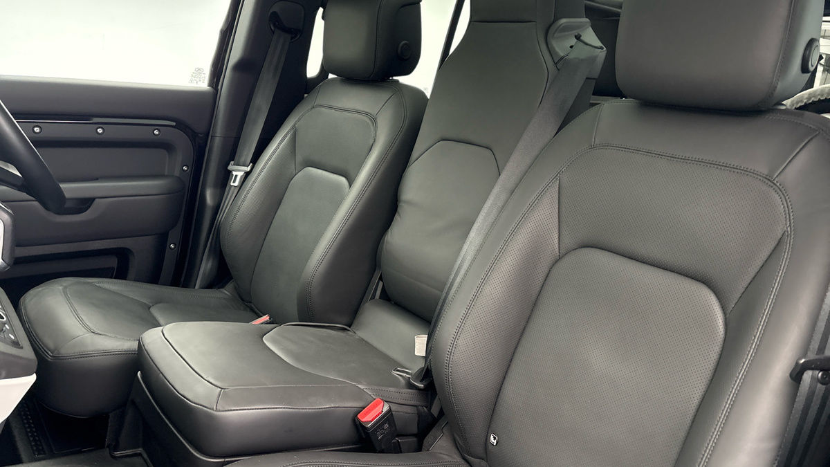 Land Rover Defender 110 Image 7