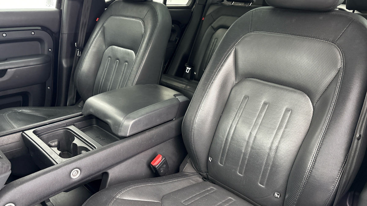 Land Rover Defender 110 Image 7