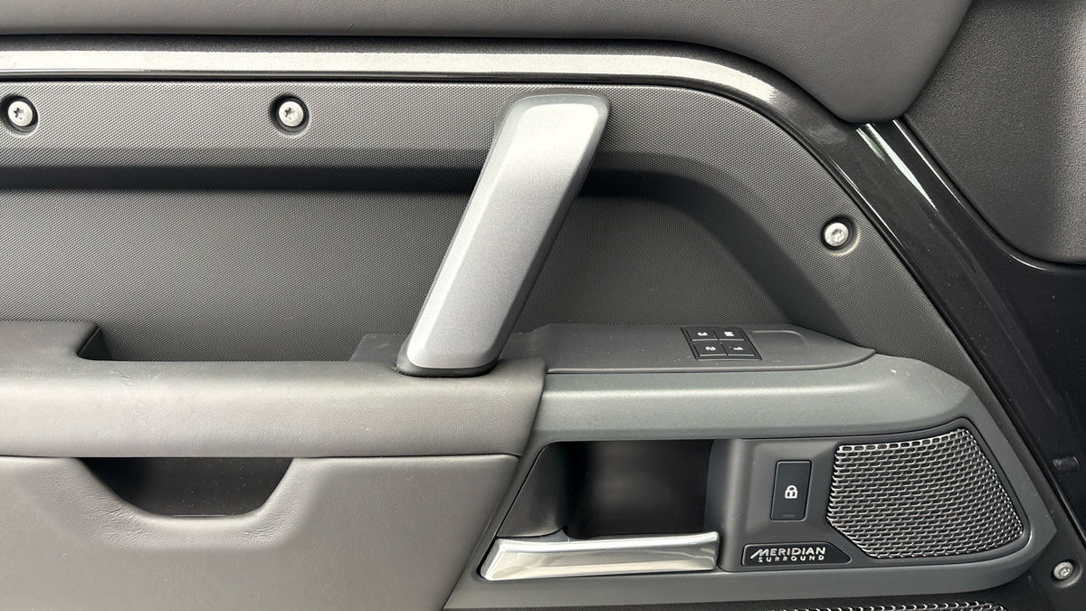 Land Rover Defender 110 Image 19
