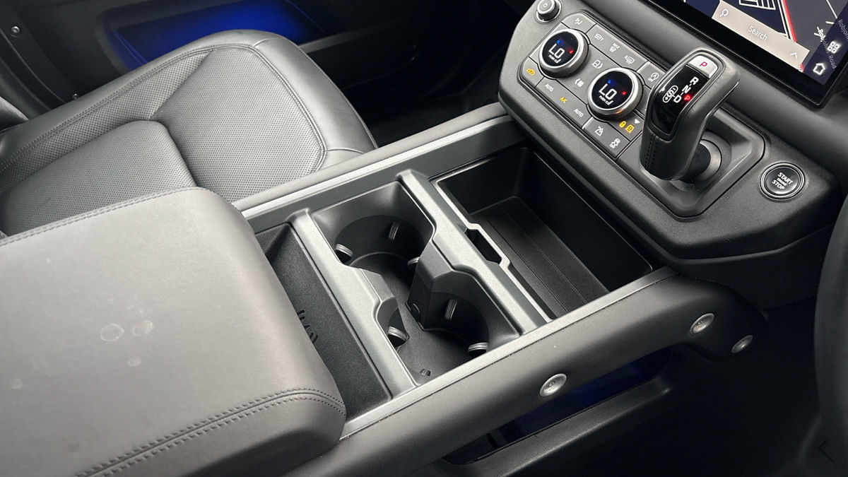 Land Rover Defender 110 Image 18