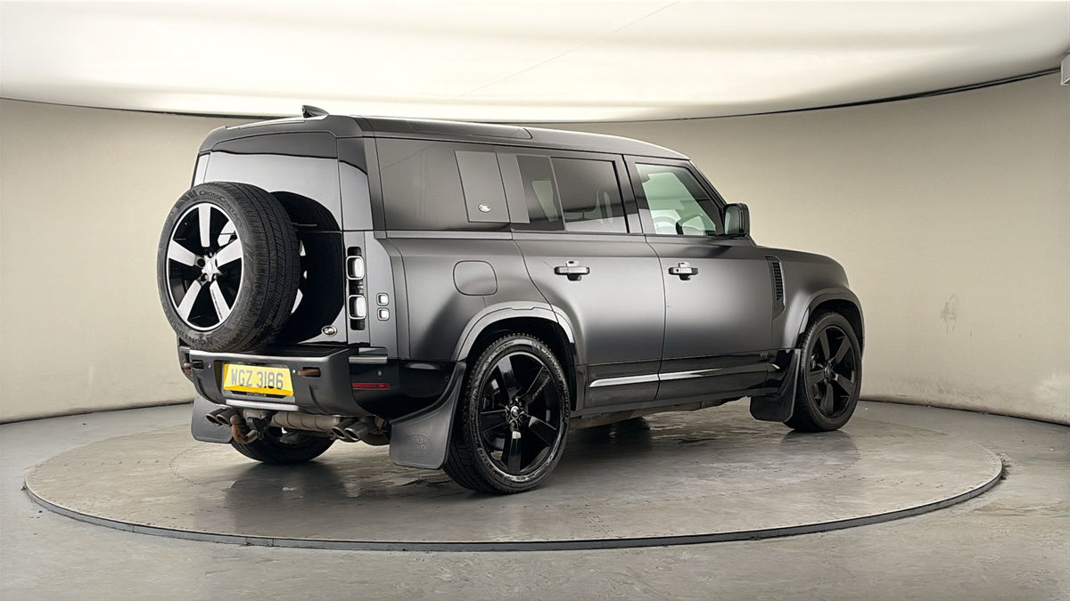 Land Rover Defender 110 Image 21