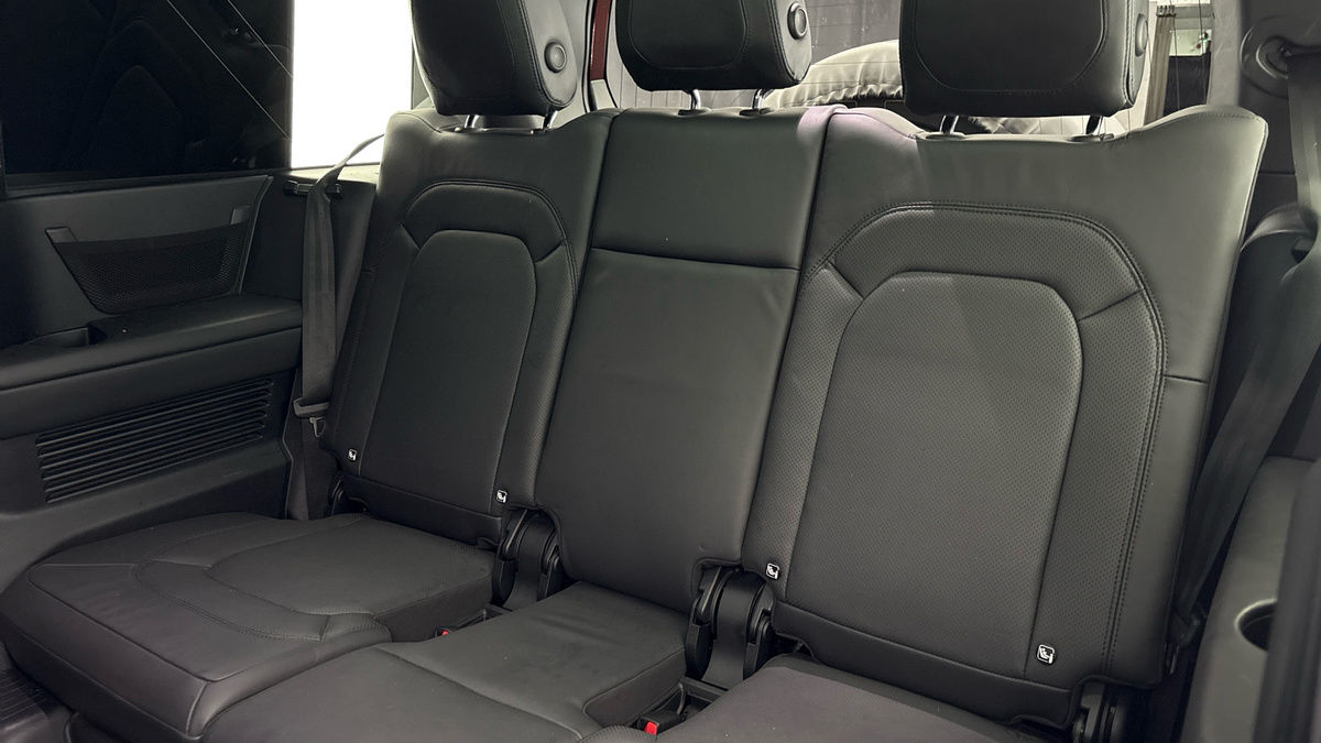 Land Rover Defender 130 Image 26