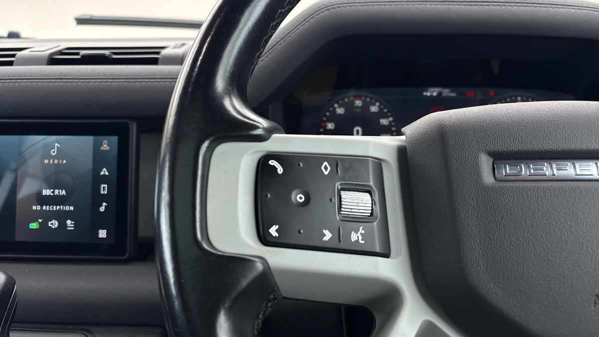 Land Rover Defender 110 Image 13