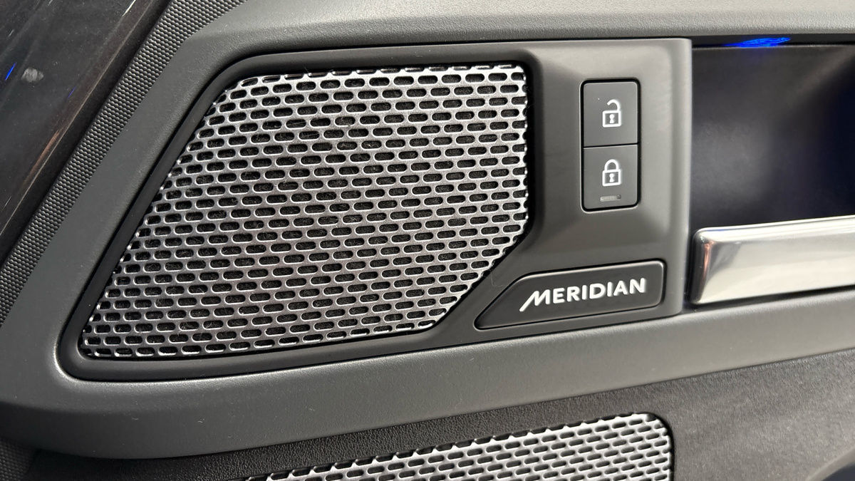 Land Rover Defender 110 Image 25