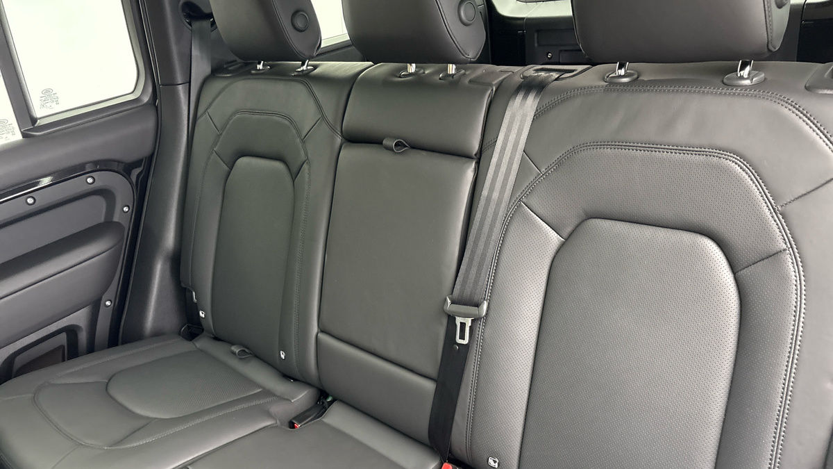 Land Rover Defender 110 Image 8