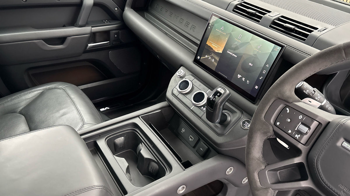 Land Rover Defender 110 Image 18