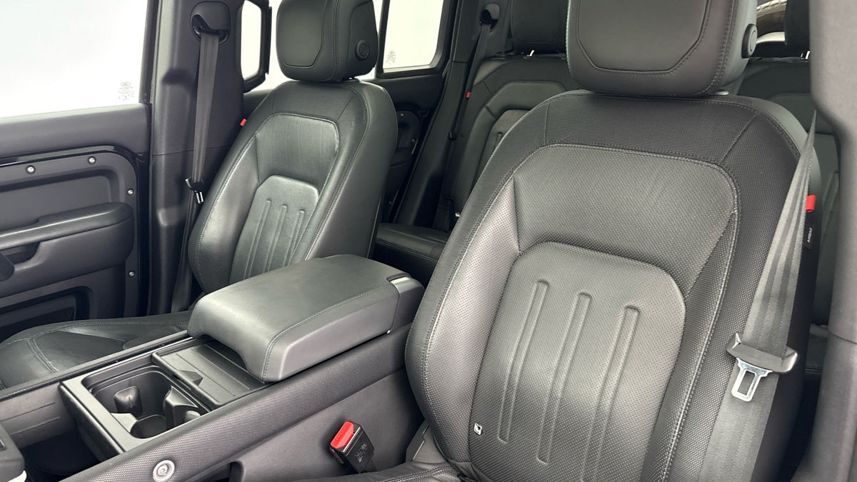 Land Rover Defender 110 Image 7