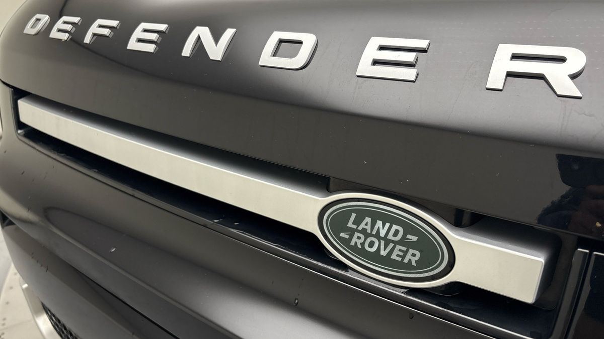 Land Rover Defender 110 Image 24