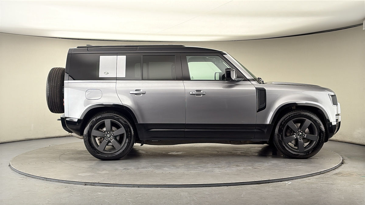 Land Rover Defender 110 Image 16