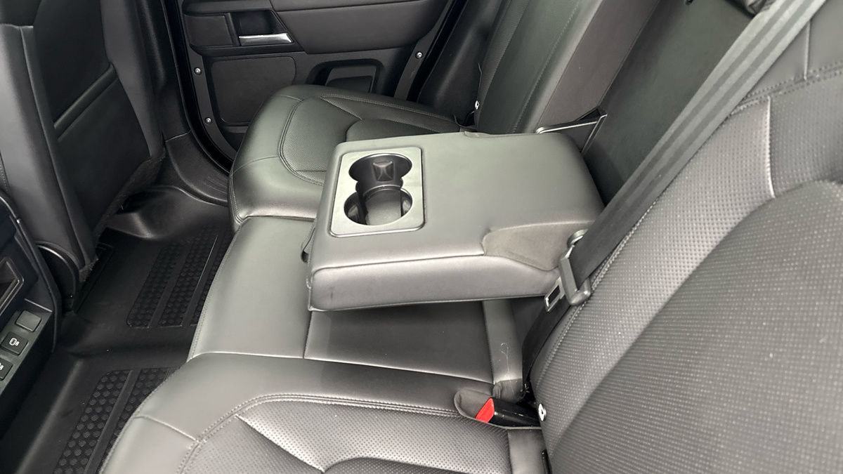 Land Rover Defender 110 Image 9