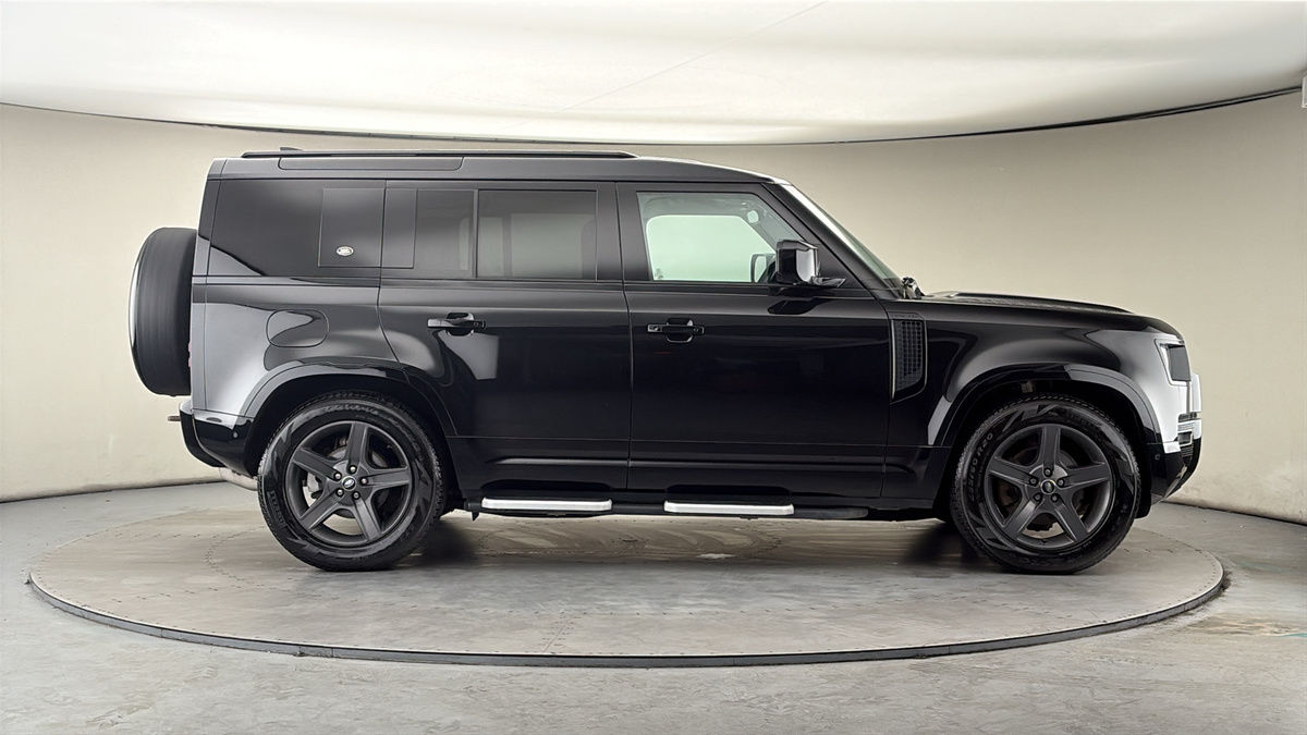 Land Rover Defender 110 Image 16