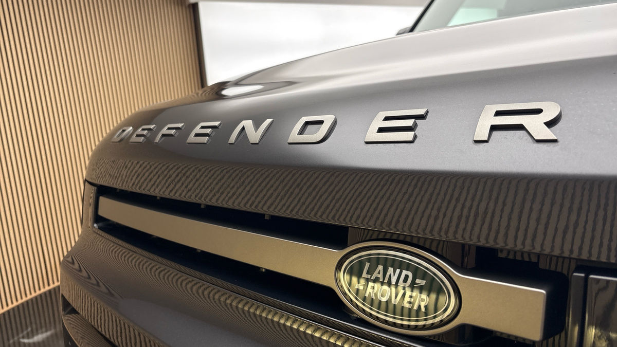 Land Rover Defender 110 Image 24