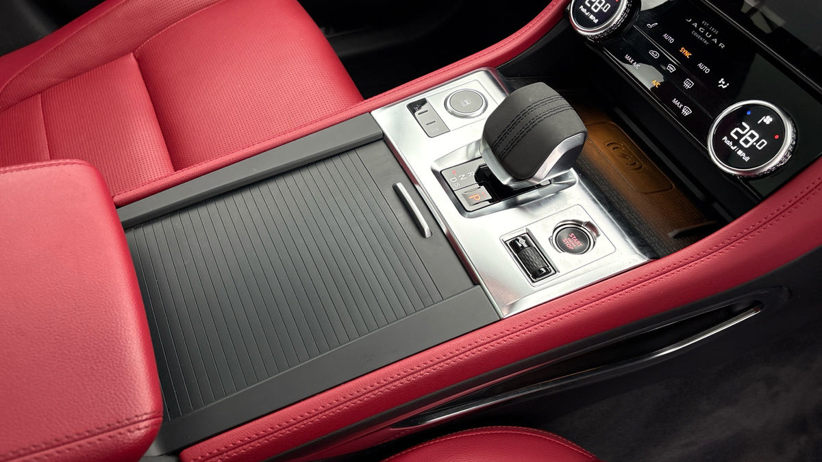 Jaguar F-PACE Image 18