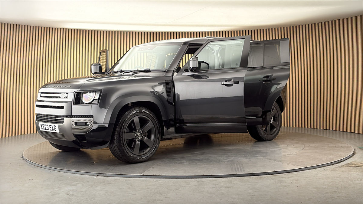 Land Rover Defender 110 Image 22
