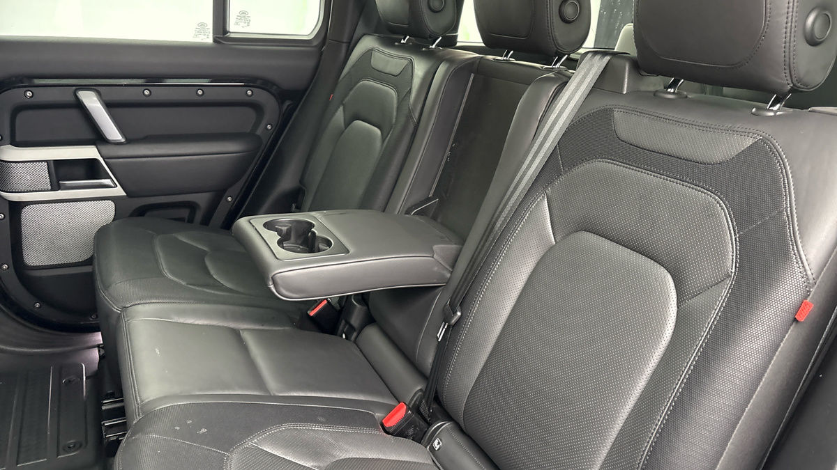 Land Rover Defender 130 Image 9