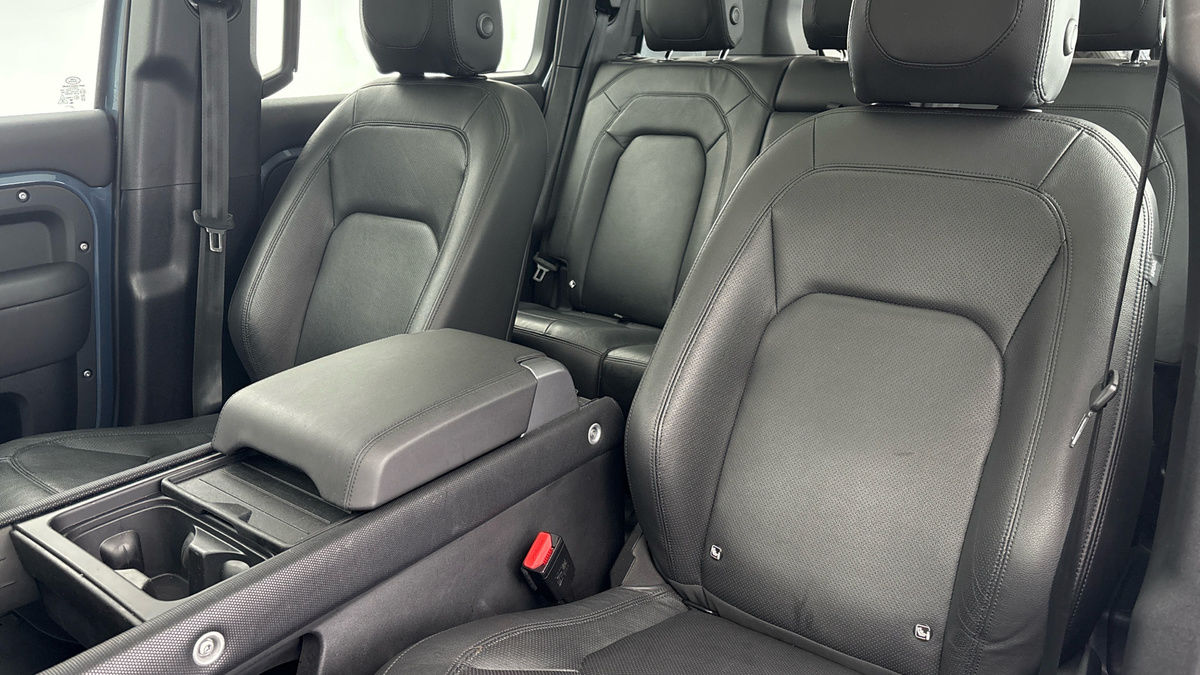 Land Rover Defender 110 Image 7
