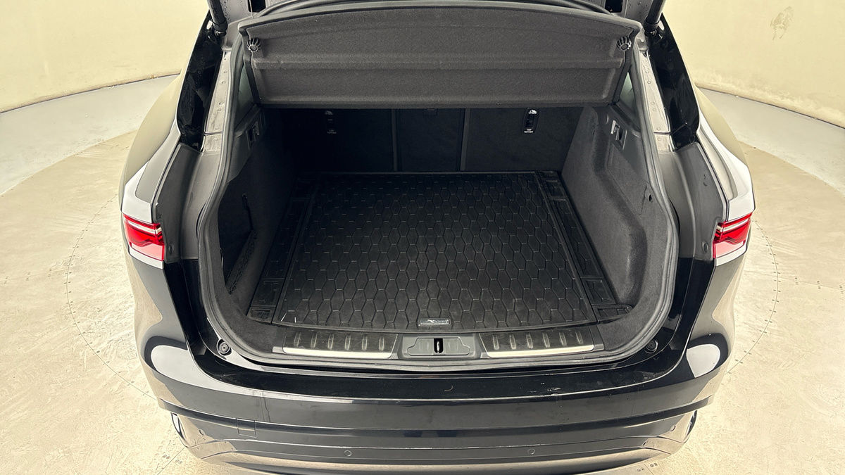 Jaguar F-PACE Image 11