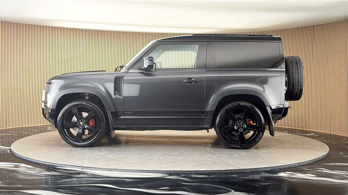 Land Rover Defender 90 Image 15