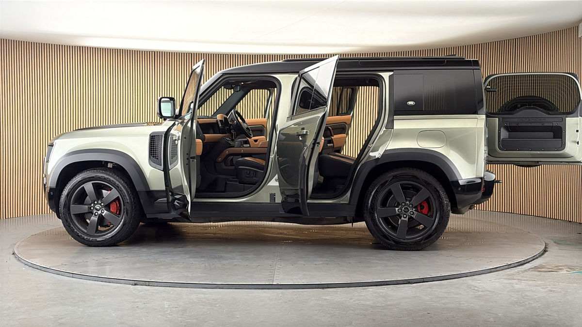 More views of Land Rover Defender 110