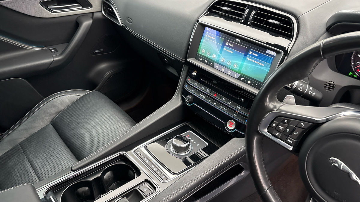 Jaguar F-PACE Image 18