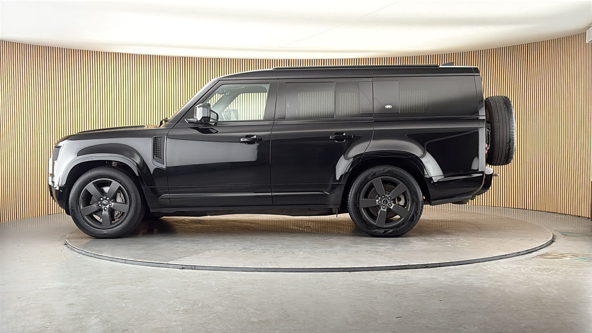 Land Rover Defender 130 Image 15
