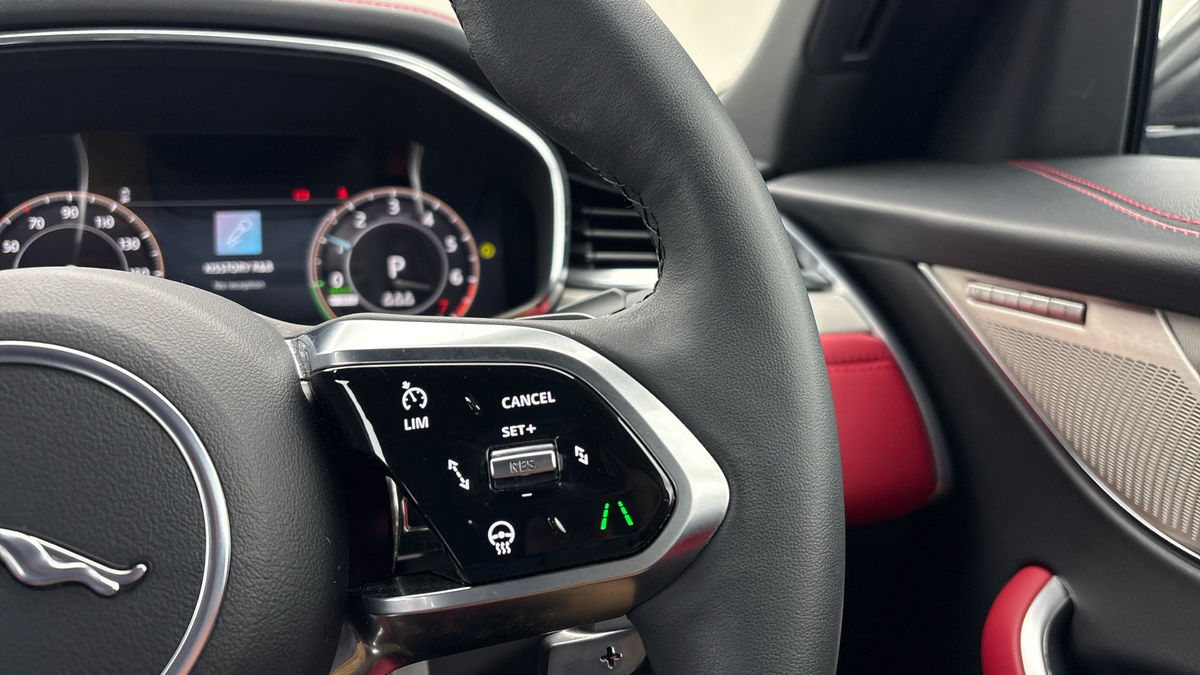 Jaguar F-PACE Image 14