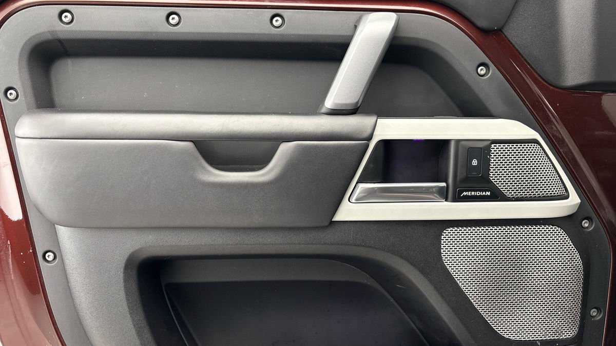 Land Rover Defender 130 Image 19