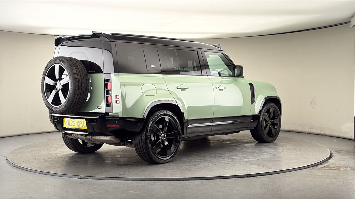 Land Rover Defender 110 Image 21