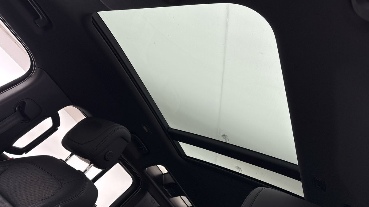Land Rover Defender 110 Image 6