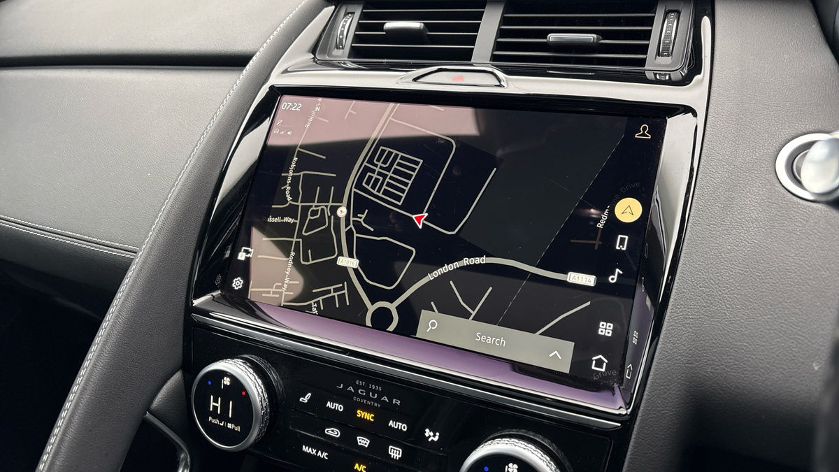 Jaguar E-PACE Image 17