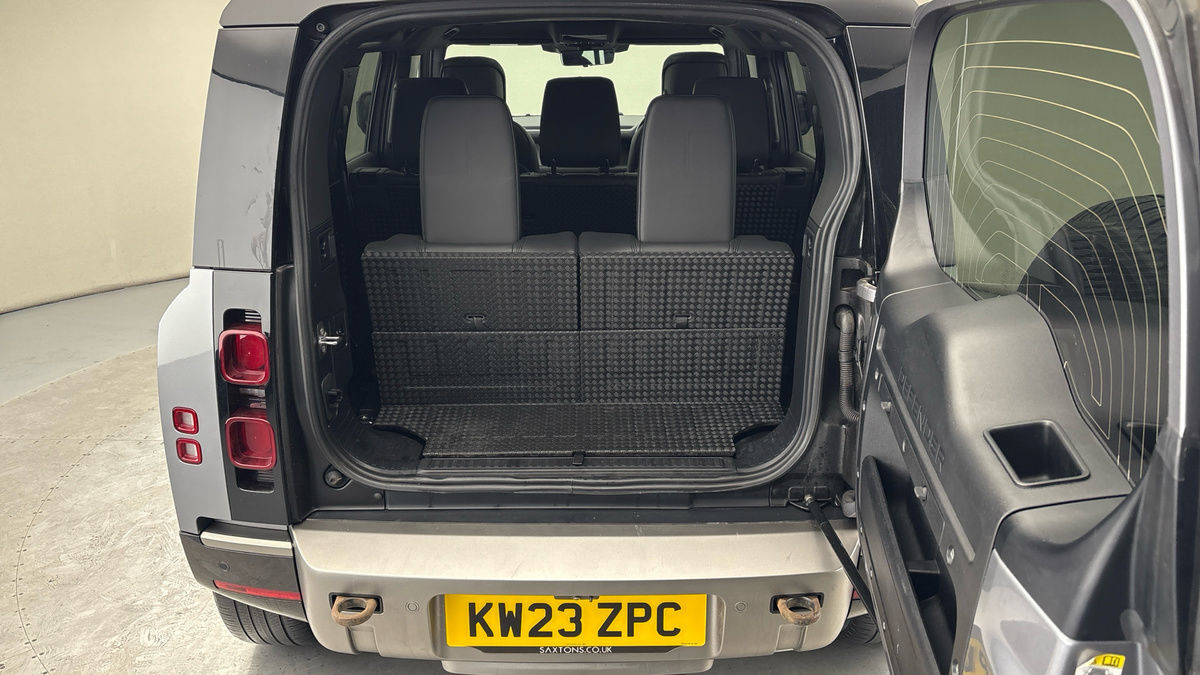 Land Rover Defender 110 Image 11